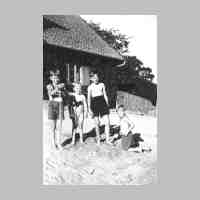 011-0270 Schloesschen-Cremitten 1943. Eckhard von Frantzius, Andreas Landvogt, Carl-Erich Wiesner und Fredo Landvogt.jpg